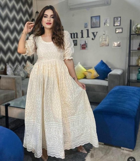 Akanksha Singh Gaur | A basic white chikankari kurti with a vibrant colored  dupatta is one of the bestest combinations you can always go for! 🤍 . . .  . . . ... | Instagram